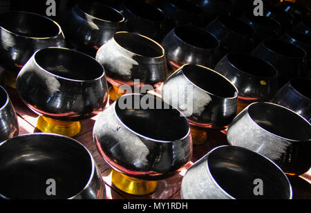 Il buddismo Colore Nero Gong di rame Foto Stock