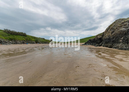 Guardando verso l'interno dalla spiaggia di Polly scherzo vicino Crantock in Cornovaglia Foto Stock