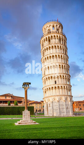 Medievale Torre Pendente di Pisa (Torre di Pisa) a Piazza dei Miracoli (Piazza del Duomo), famoso sito patrimonio mondiale dell'UNESCO e Top attrazione turistica Foto Stock