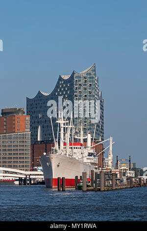 Elbphilharmonie concert hall e il cappuccio San Diego nave museo Amburgo Germania Foto Stock