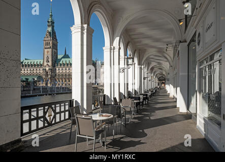 Il Rathaus Municipio e portici Alster Amburgo Germania Foto Stock