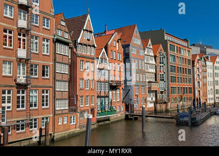 Nikolaifleet e case Deichstrasse Altstadt Amburgo Germania Foto Stock