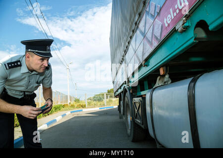 Tudora, Moldavia, il controllo di un autocarro sul confine Moldovan-Ukrainian Foto Stock