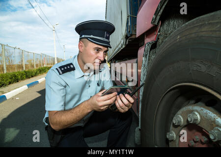 Tudora, Moldavia, il controllo di un autocarro sul confine Moldovan-Ukrainian Foto Stock