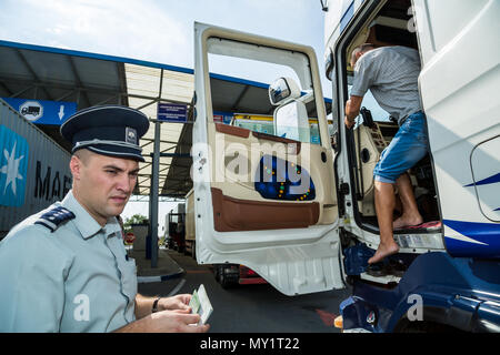 Tudora, Moldavia, il controllo di un autocarro sul confine Moldovan-Ukrainian Foto Stock