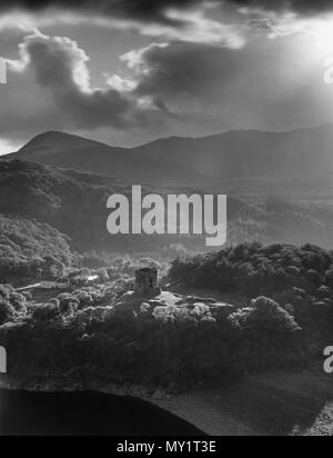 Visualizza SW del Llyn Peris & Dolbadarn Castle, Llanberis, Wales, Regno Unito. La massiccia torre rotonda è stata costruita da Llywelyn ab Iorwerth ("la grande') nel 1220s. Foto Stock