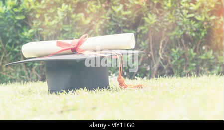 Cappello per laureati e abilitati in giardino Foto Stock