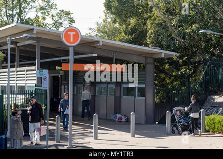 Frondose Turramurra stazione ferroviaria su Sydney superiore della North Shore, parte dell'Ku-Ring-gai comune e la Sydney rete di treni NSW, Australia Foto Stock