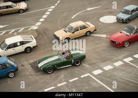 Raccolta di 60 automobili classiche parade intorno alla rotatoria di magia, Swindon organizzato da mini impianto Swindon e Swindon 175 09/07/16 Foto Stock