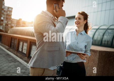 La gente di affari a camminare e parlare per esterno Foto Stock