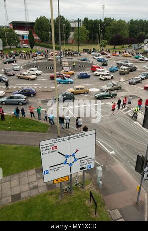 Raccolta di 60 automobili classiche parade intorno alla rotatoria di magia, Swindon organizzato da mini impianto Swindon e Swindon 175 09/07/16 Foto Stock