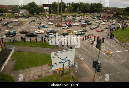 Raccolta di 60 automobili classiche parade intorno alla rotatoria di magia, Swindon organizzato da mini impianto Swindon e Swindon 175 09/07/16 Foto Stock