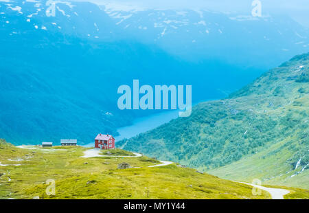 The lonely house on mountain lake in Norway Foto Stock