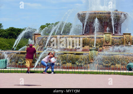 Una madre e figlia prendere un selfie a Buckingham Fountain, il fulcro di Chicago del sud del Loop Grant Park. Foto Stock