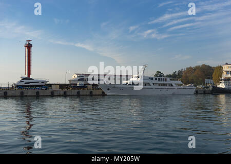 Sochi, Russia-October 8, 2016: porto di mare con barche e navi sul molo. Foto Stock