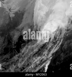 . Inglese: Geostazionario immagini di 2017's depressione tropicale 27W . Il 19 ottobre 2017. Naval Research Laboratory 475 Saola Geostationary VIS-IR 2017 Foto Stock