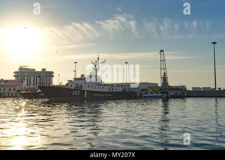 Sochi, Russia-October 8, 2016: porto di mare con barche e navi sul molo. Foto Stock