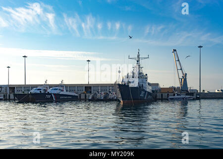 Sochi, Russia-October 8, 2016: porto di mare con barche e navi sul molo. Foto Stock