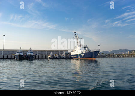 Sochi, Russia-October 8, 2016: porto di mare con barche e navi sul molo. Foto Stock