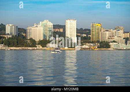 Sochi, Russia-October 8, 2016: regata velica di yacht bianco sullo sfondo della moderna città termale. Foto Stock