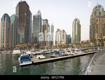 Dubai, Emirati Arabi Uniti - 01 gennaio, 2017. Alta aghi di grattacieli del business city centre, situato nei pressi del porto e ormeggio per elit Foto Stock