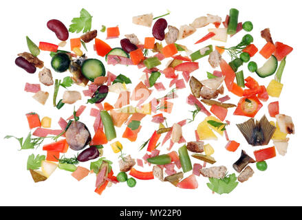 Micro piccoli pezzi di rifiuti alimentari sono sparse su una cucina bianca tabella concetto. Isolato su bianco macro studio shot Foto Stock