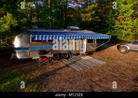 L'iconico American realizzato Airstream trailer di viaggio si siede in un campeggio a Driftwood Parco Provinciale in Ontario in Canada. Aereiforme è stata fondata in l Foto Stock