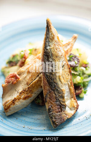 La ricetta di sgombro da sgombri pescati da Chesil Beach in Dorset sullo stelo e linea. Si tratta di un Jamie Oliver ricetta con fritto di filetti di sgombro servita wit Foto Stock
