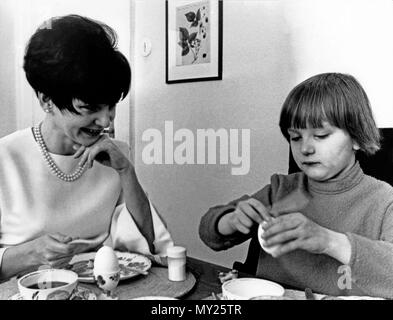 Ingrid Andree mit ihrer Tochter Susanne Lothar, Deutschland 1967. Attrice tedesca Ingrid Andree con sua figlia Susanne Lothar, Germania 1967. Foto Stock