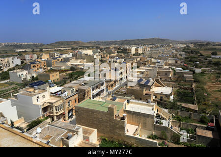 Tetto a vista sul villaggio di Xewkija, dalla chiesa rotonda, Gozo, Malta Foto Stock