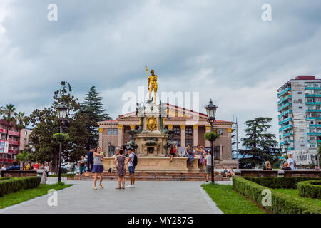 Batumi, Georgia - 25 agosto 2017: 6 persone godendo il più tardi nel pomeriggio in piazza Europa nella parte anteriore della statua di Medea nel centro della città Foto Stock