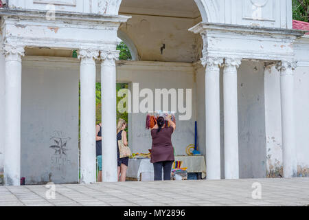 Batumi, Georgia - 27 agosto 2017: Lady churchkhela di vendita e altre delizie georgiano presso la stazione ferroviaria. Foto Stock
