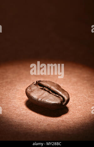 Solo il caffè torrefatto bean su sfondo marrone. Macro close up shoot. Foto Stock