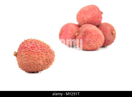 Frutta fresca lychee nel guscio su sfondo bianco Foto Stock