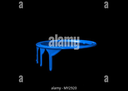 Vernice colorata perde giù sulla parete della benna in metallo. Isolato su sfondo nero Foto Stock