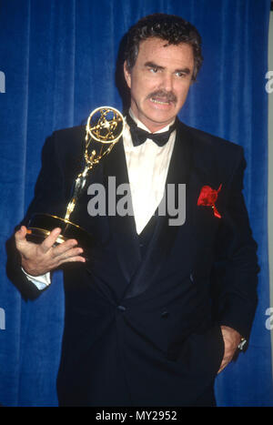 PASADENA, CA - 25 agosto: Attore Burt Reynolds assiste la xliii annuale di Primetime Emmy Awards su agosto 25, 1991 a Pasadena Civic Auditorium di Pasadena, in California. Foto di Barry re/Alamy Stock Photo Foto Stock