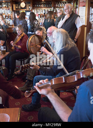 dh Stromness Folk Festival STROMNESS ORKNEY Folk musicisti che suonano gli strumenti nel pub Scozia fiddle player musica strumento festival uk Foto Stock