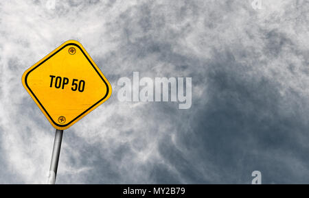 Top 50 - cartello giallo con cielo molto nuvoloso Foto Stock