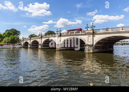 Kingston Bridge sul fiume Tamigi, Kingston upon Thames, Greater London, Regno Unito in una giornata di sole a inizio estate con cielo blu Foto Stock