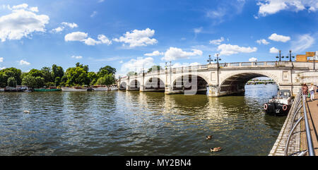 Kingston Bridge sul fiume Tamigi, Kingston upon Thames, Greater London, Regno Unito in una giornata di sole a inizio estate con cielo blu Foto Stock