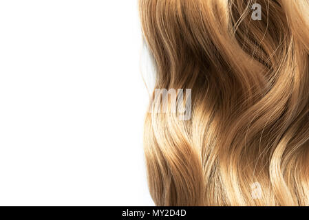 Lunghi biondi capelli ondulati su sfondo bianco Foto Stock