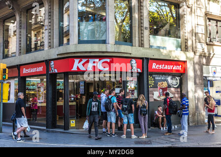 Barcellona, Spagna - 20 Settembre 2017: giovani turisti nella parte anteriore di un Kentucky Fried Chicken (KFC) in Les Rambles di Barcellona, in Catalogna, Spagna Foto Stock