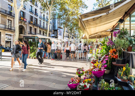 Barcellona, Spagna - 20 Settembre 2017: fiore tipico vendita chiosco con gente camminare lungo Las Ramblas di Barcellona, in Catalogna, Spagna Foto Stock