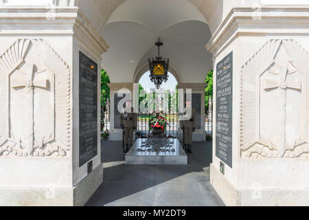 Tomba del Milite Ignoto Varsavia, vista delle guardie stazionate all'interno della Tomba del Milite Ignoto in Piazza Pilsudski, Varsavia, Polonia. Foto Stock