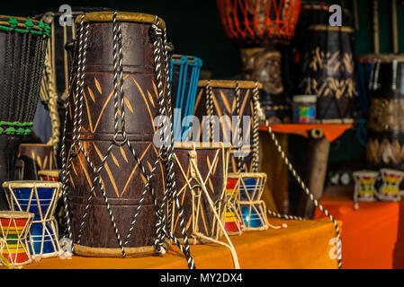 Vari colorati strumenti musicali tamburi in Asia street market vicino all'oceano, India, Goa Foto Stock