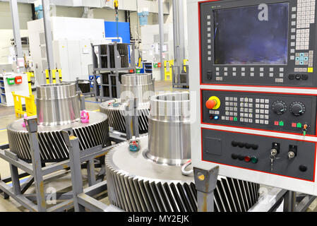 Macchina CNC con il pannello e la tastiera in una fabbrica della moderna ingegneria meccanica - Produzione di cambi Foto Stock