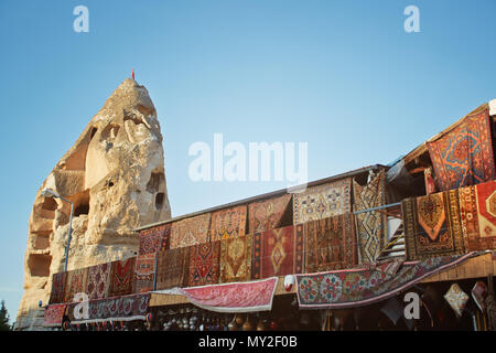 All'aperto shop con tappeti in vendita. Cappadocia, Turchia Foto Stock