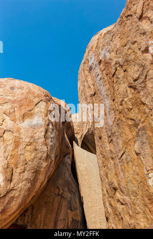 Il gigante millenario pietre in Iona parco naturale. Angola. Cunene. Foto Stock