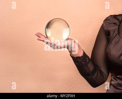 Femmina di fortune teller tenendo un magic ball Foto Stock