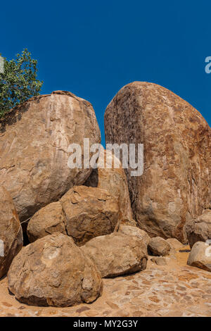 Il gigante millenario pietre in Iona parco naturale. Angola. Cunene. Foto Stock